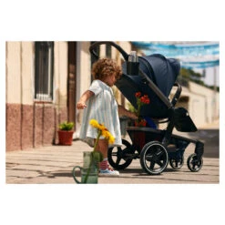 Joolz Bekerhouder -Babyproducten Winkel joolz hub navy blue lifestyle photography cup holder 2